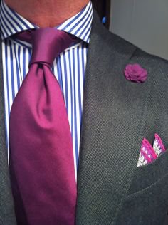 Сиреневый галстук платок и бутоньерка